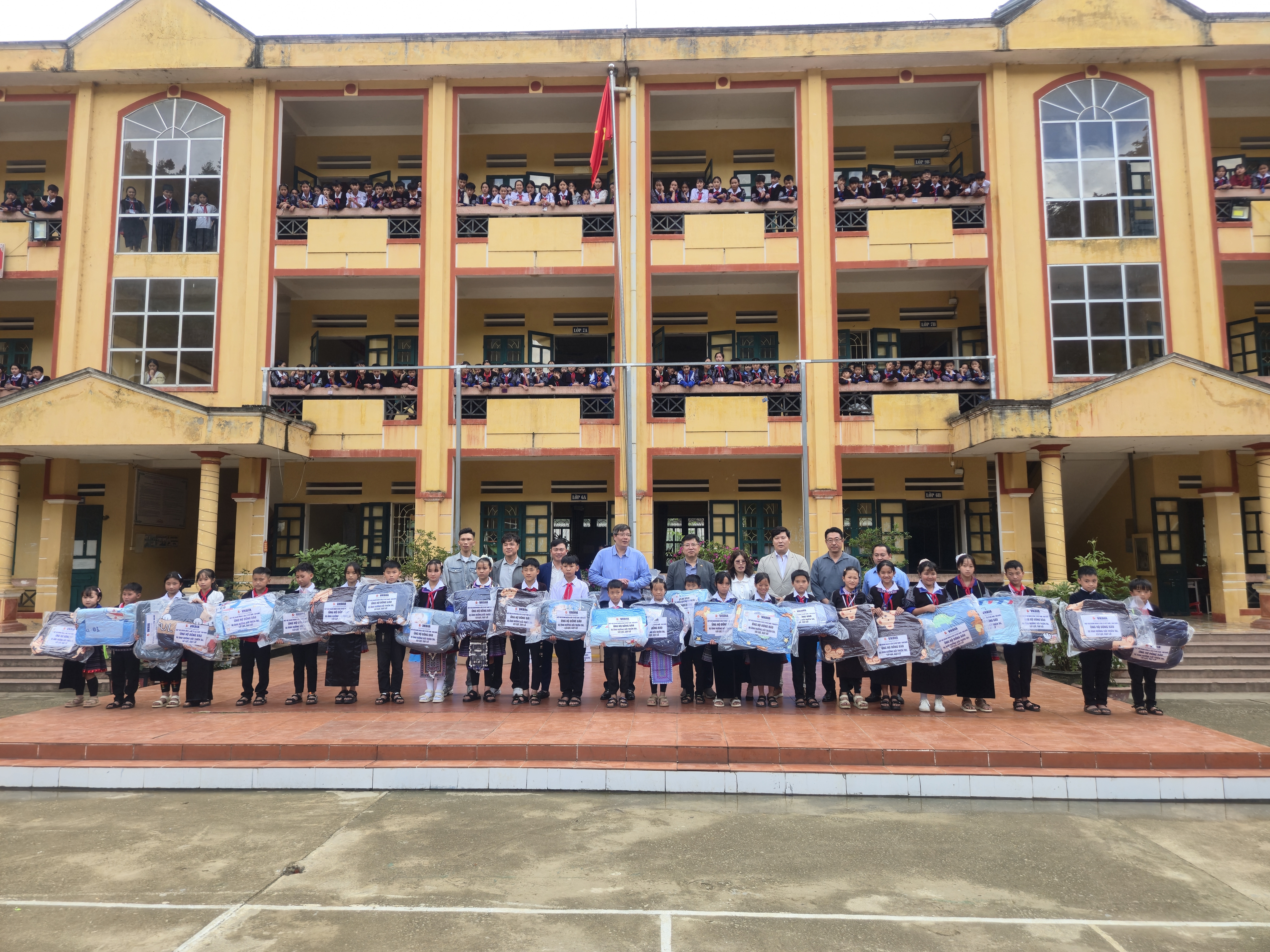 VKBIA trao quà hỗ trợ cho các trường học tại Lào Cai