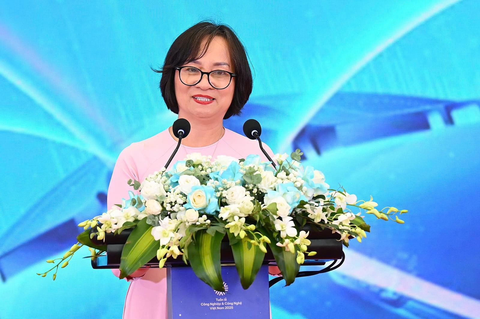 Bà Lý Hoa Liên - Phó Tổng Giám đốc Công ty Cổ phần Trung tâm Hội chợ Triển lãm Việt Nam phát biểu khai mạc Tuần lễ Công nghiệp và Công nghệ Việt Nam 2025