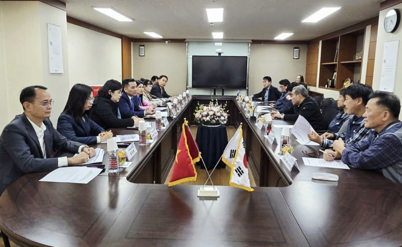 Đoàn đại biểu LĐLĐ thành phố Hà Nội hội đàm với LHCĐ thành phố Seoul. (Ảnh: LĐTĐ)