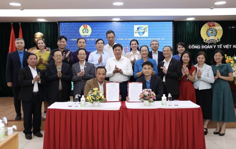 Thứ trưởng Đỗ Xuân Tuyên chứng kiến lễ ký kết thỏa thuận hợp tác chương trình phúc lợi cho đoàn viên, người lao động ngành Y tế giai đoạn 2025–2028 giữa Công đoàn Y tế Việt Nam và Công ty TNHH Ứng dụng Khoa học Công nghệ Quốc tế. (Ảnh: T.L)