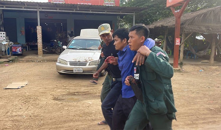 Bức ảnh được cho là ghi lại cảnh người dân Campuchia bị thương do vụ đụng độ giữa Thái Lan và Campuchia ngày 12/11/2025. (Ảnh: Khmer Times)