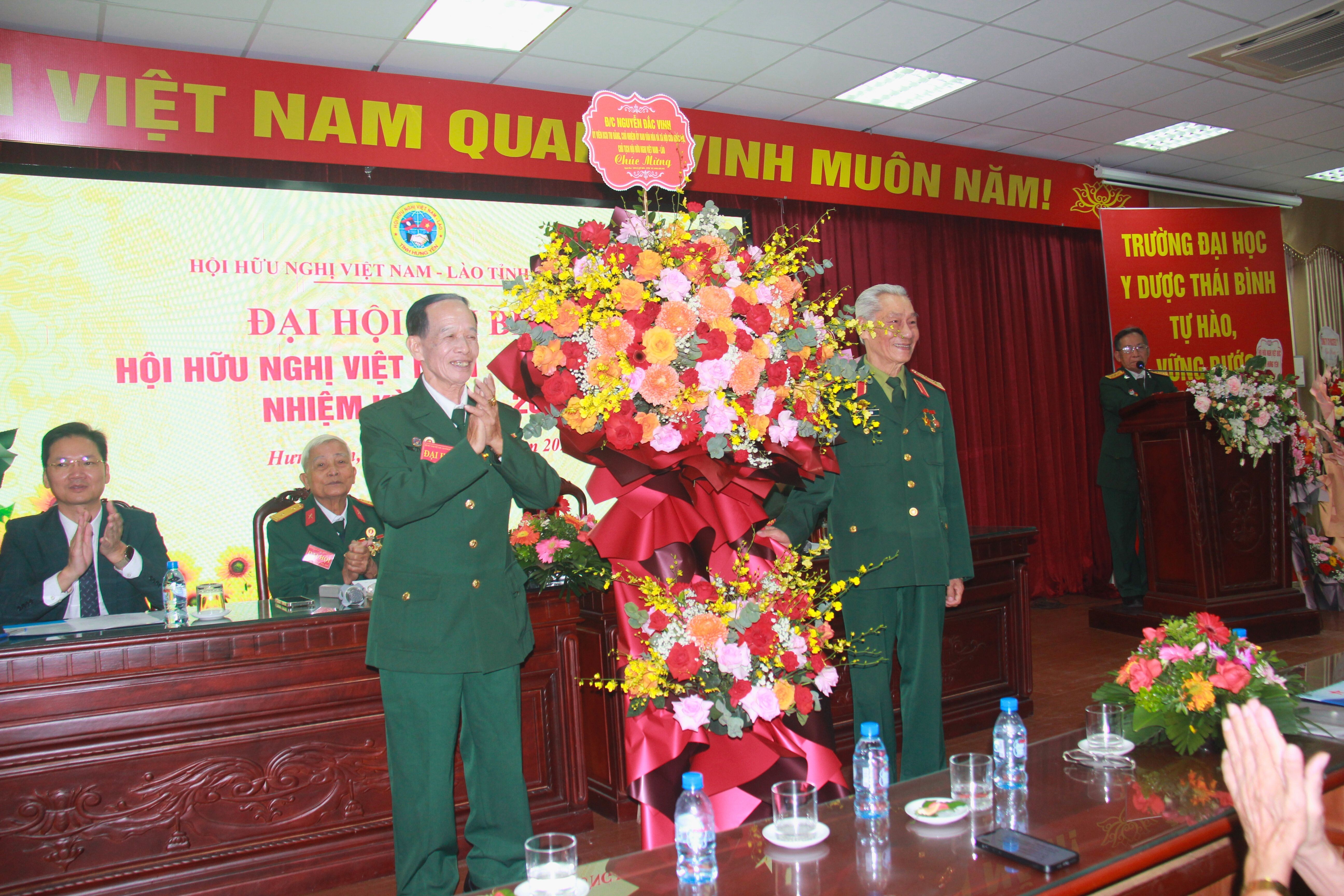 Trung tướng Lê Văn Hân, Phó Chủ tịch Trung ương Hội hữu nghị Việt Nam - Lào tặng hoa chúc mừng Ông Lê Hữu Thuần, Chủ tịch Hội hữu nghị Việt Nam - Lào tỉnh Thái Bình được tín nhiệm bầu làm Chủ tịch Hội hữu nghị Việt Nam - Lào tỉnh Hưng Yên nhiệm kỳ 2025-2030.