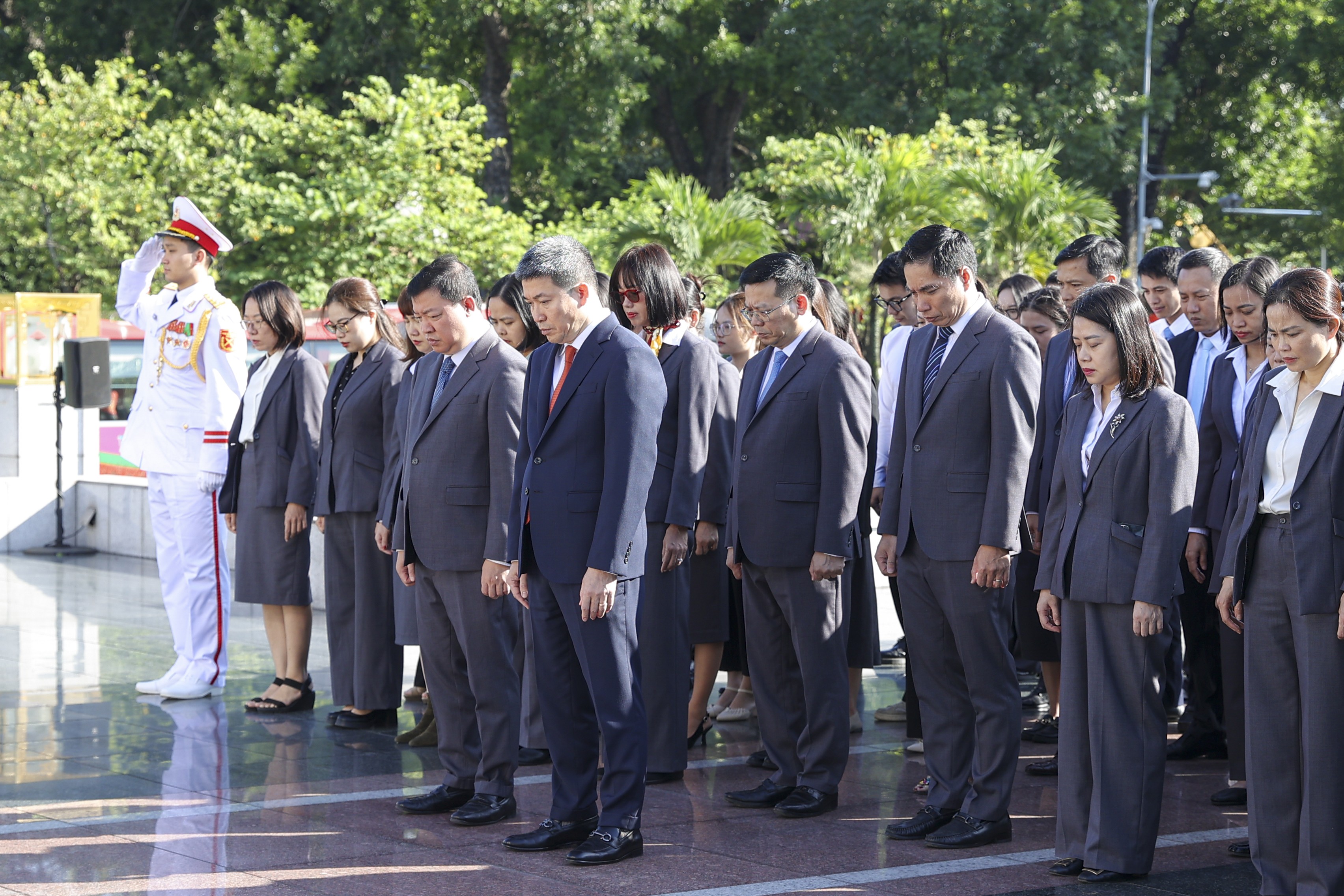 Liên hiệp các tổ chức hữu nghị Việt Nam tri ân Chủ tịch Hồ Chí Minh và báo cáo công tác nhân kỷ niệm 75 năm Ngày truyền thống