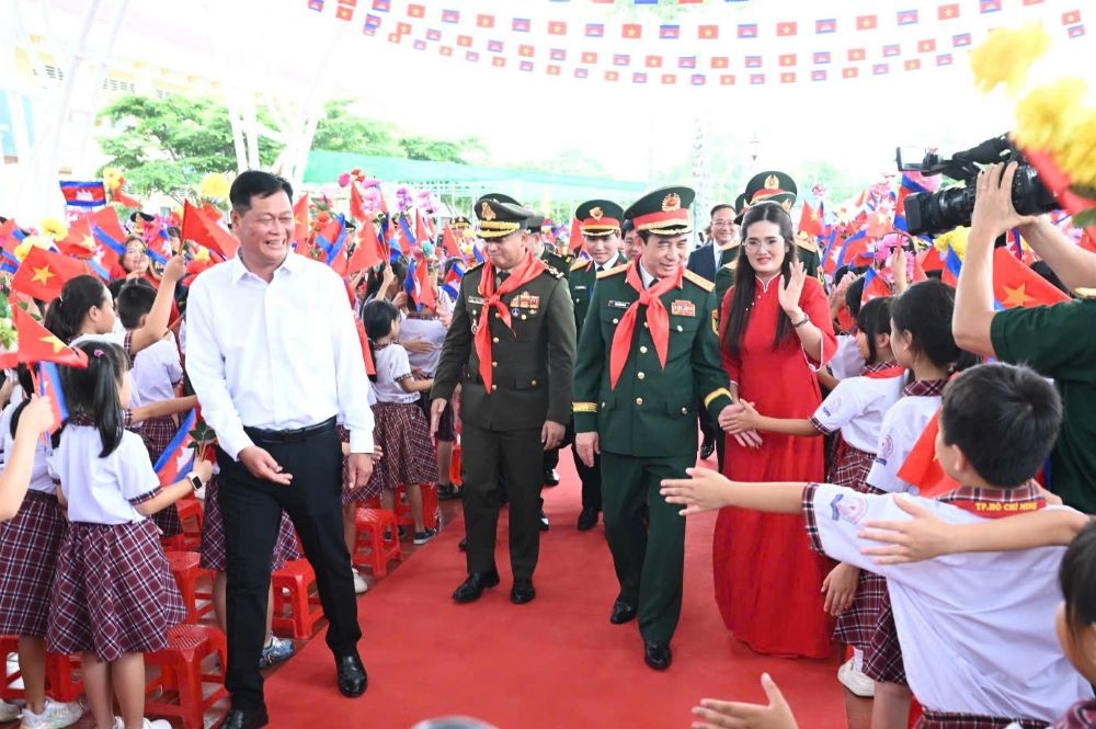 Đại tướng Phan Văn Giang và Đại tướng Tea Seiha cùng các đại biểu thăm Trường Tiểu học Bến Cầu. (Ảnh: Cổng TTĐT Bộ Quốc phòng) Đại tướng Phan Văn Giang và Đại tướng Tea Seiha cùng các đại biểu thăm Trường Tiểu học Bến Cầu. (Ảnh: Cổng TTĐT Bộ Quốc phòng)