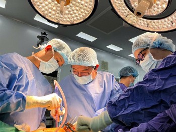 ca mo thay cung luc hai khop goi cham dut hon 10 nam dau don cho nu benh nhan 67 tuoi