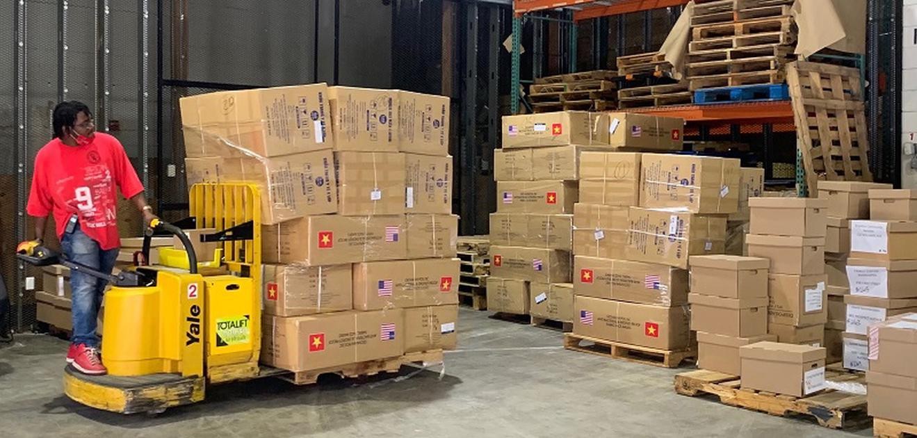 Ngày 09/7/2020, chuyến hàng chở 2 tấn khẩu trang vải kháng khuẩn và khẩu trang y tế do thành phố Hà Nội tặng thành phố New York được Đại sứ quán Việt Nam tại Hoa Kỳ và Phái đoàn thường trực Việt Nam tại Liên hợp quốc hoàn tất các thủ tục hải quan và trao cho thành phố New York. (Ảnh: Bộ Ngoại Giao) Ngày 09/7/2020, chuyến hàng chở 2 tấn khẩu trang vải kháng khuẩn và khẩu trang y tế do thành phố Hà Nội tặng thành phố New York được Đại sứ quán Việt Nam tại Hoa Kỳ và Phái đoàn thường trực Việt Nam tại Liên hợp quốc hoàn tất các thủ tục hải quan và trao cho thành phố New York. (Ảnh: Bộ Ngoại Giao)