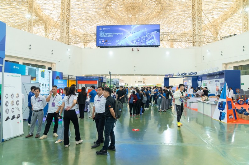 Các gian hàng VIIF thu hút rất đông doanh nghiệp và du khách tham quan  