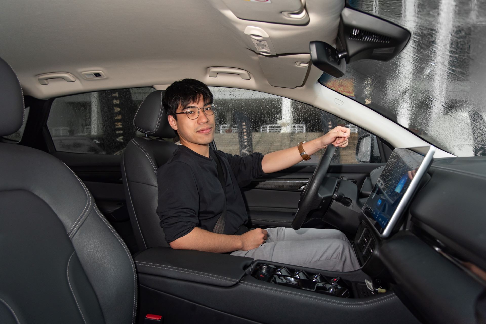 Người trẻ hào hứng sau tay lái VinFast VF 7 và VF 8: “Trải nghiệm thú vị, mang lại sự an tâm”