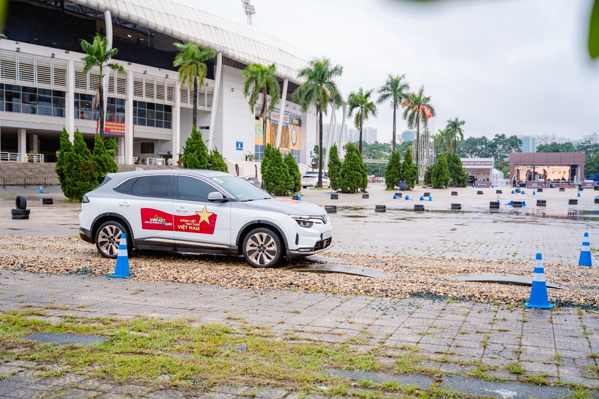 Người trẻ hào hứng sau tay lái VinFast VF 7 và VF 8: “Trải nghiệm thú vị, mang lại sự an tâm”