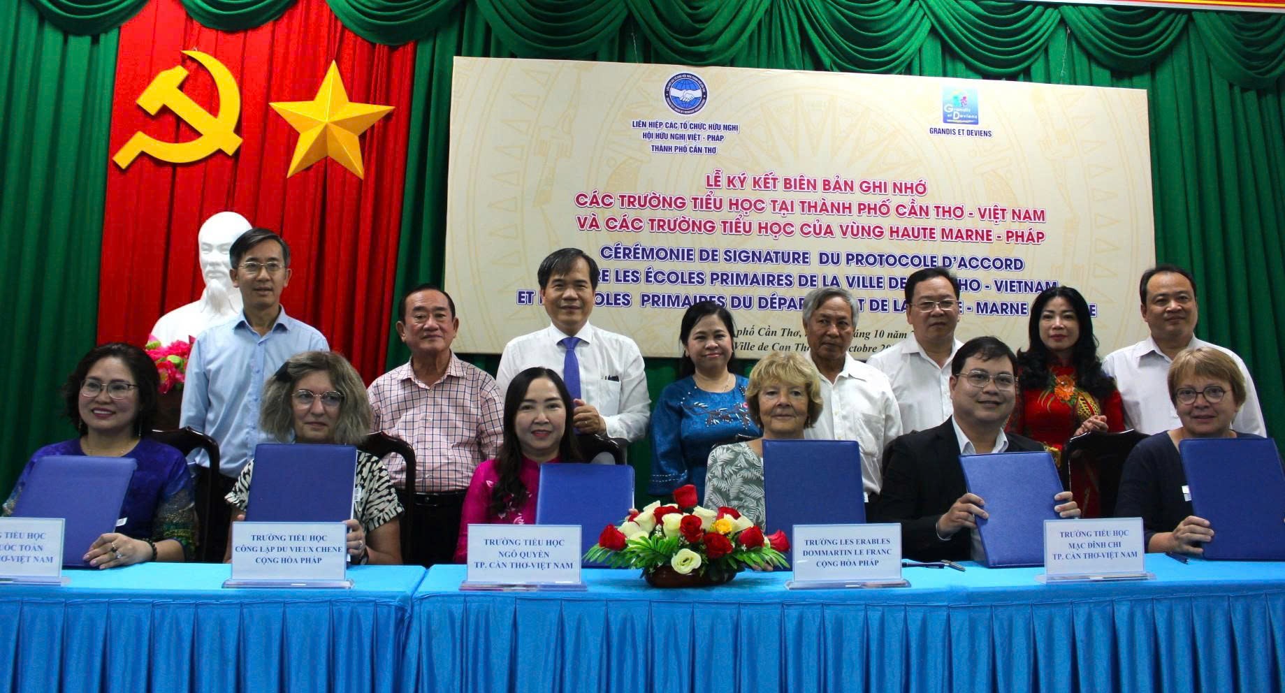 Đại diện các trường tiểu học Cần Thơ ký kết hợp tác với các trường tiểu học Pháp. (Ảnh: HV)