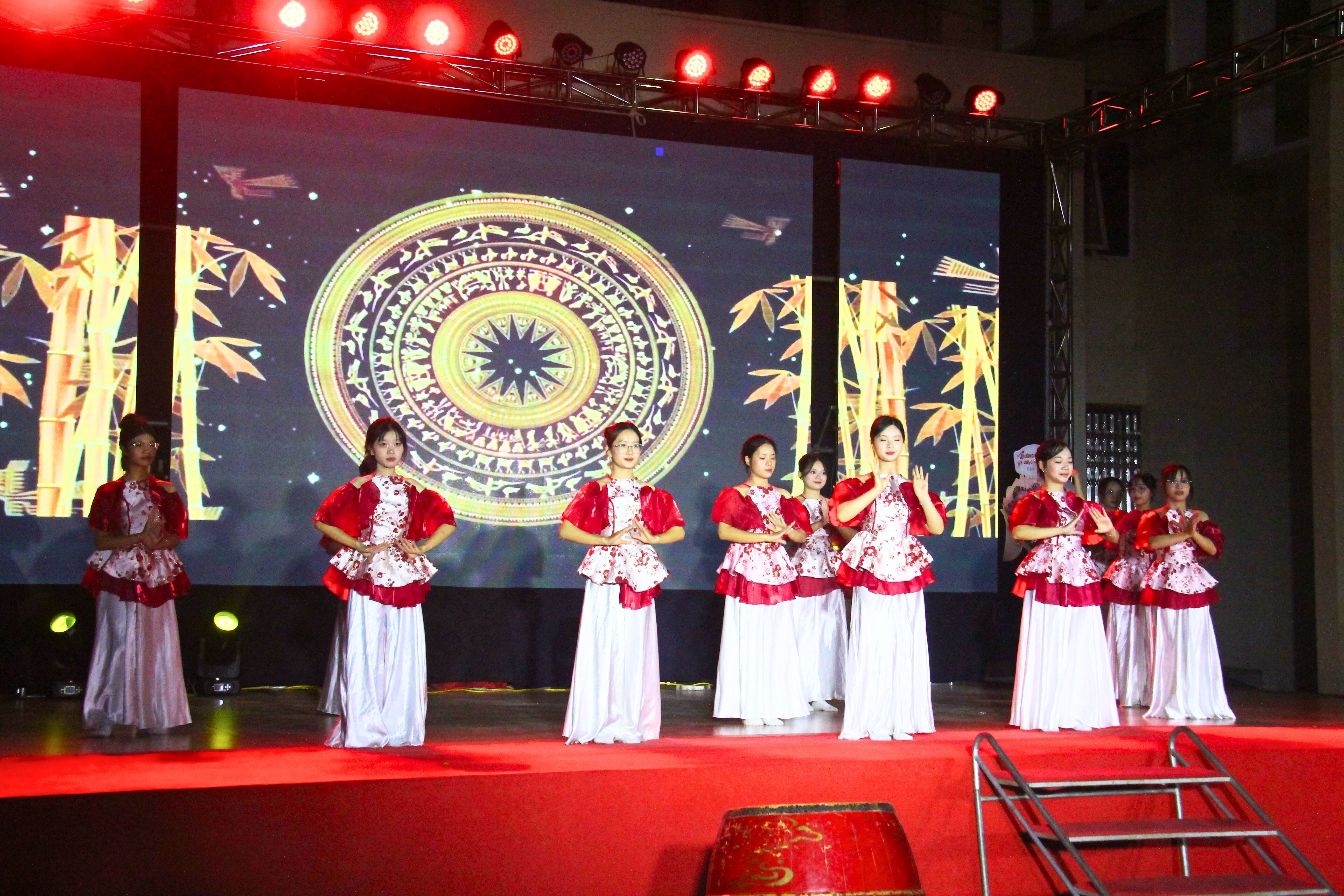 Nối vòng tay sinh viên Việt Nam - Campuchia