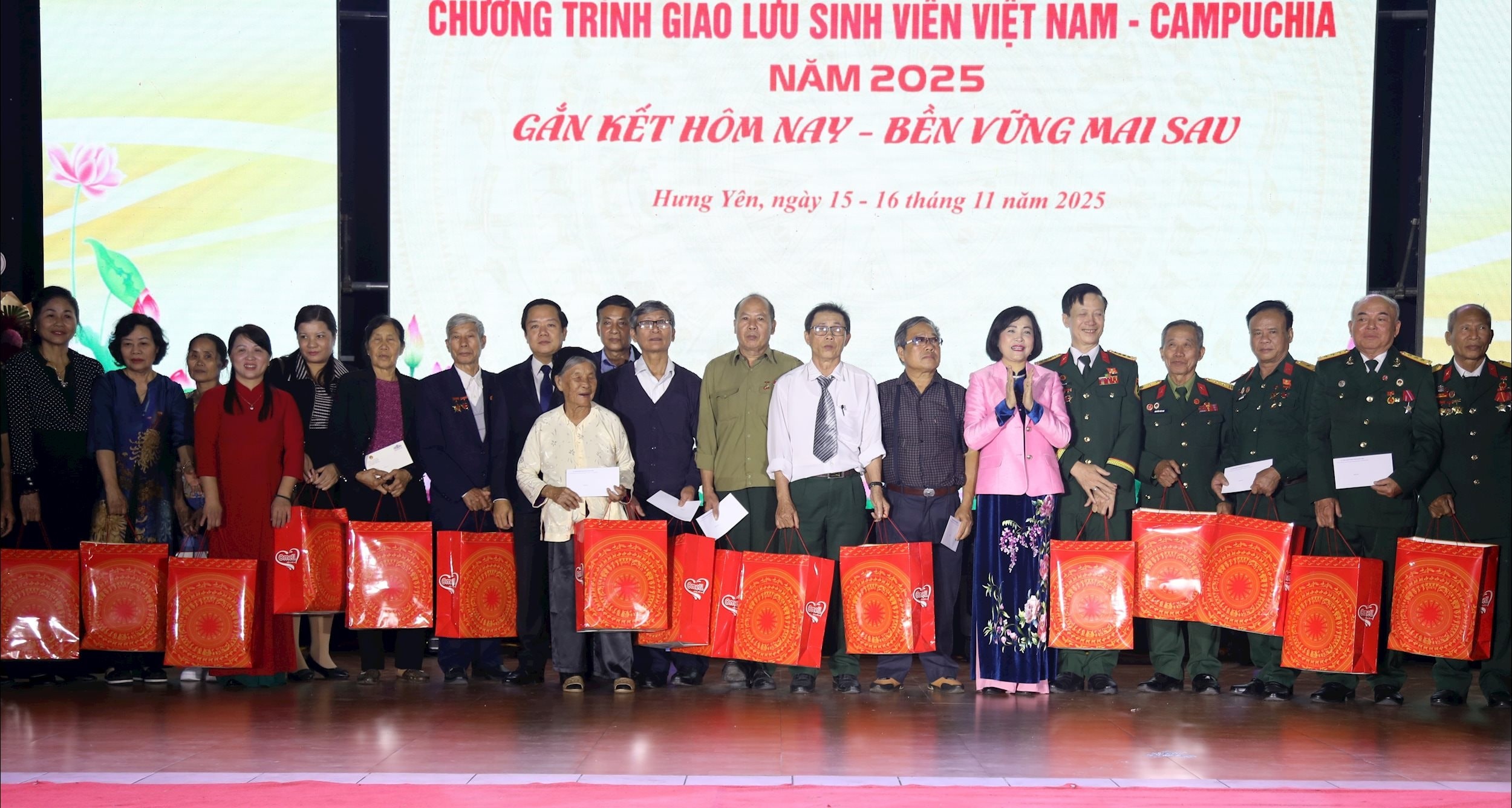 Nối vòng tay sinh viên Việt Nam - Campuchia