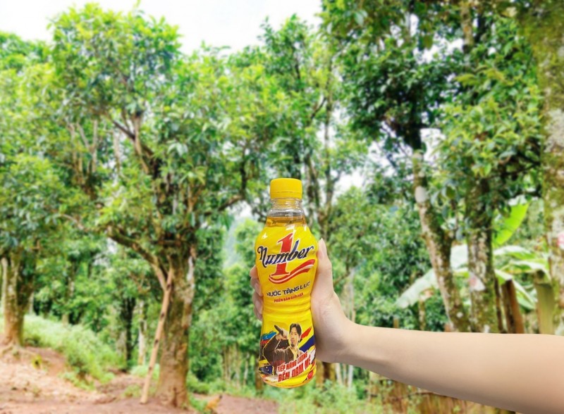 Giữa mây núi Tủa Chùa, Linh khởi đầu hành trình “liều lĩnh” mang năng lượng Việt đến từng tán chè Shan tuyết với sức mạnh và niềm tin được tiếp thêm từ Number 1. (Ảnh:NVCC).