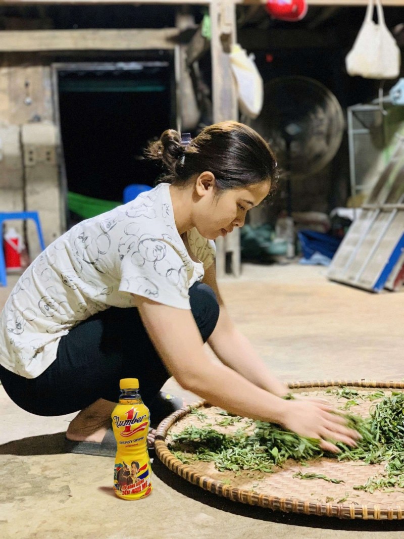 Linh giữa xưởng chè Tủa Chùa, nơi cô gái trẻ thắp lên giấc mơ làm chè sạch. Mỗi mẻ trà là kết tinh của niềm tin, đam mê không lùi bước với năng lượng tiếp sức từ Number 1. (Ảnh:NVCC).