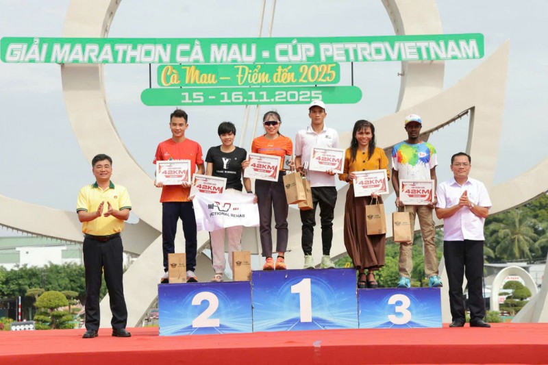 Giải Marathon Cà Mau lần đầu tổ chức tại Bạc Liêu: Sôi động và giàu bản sắc Giải Marathon Cà Mau lần đầu tổ chức tại Bạc Liêu: Sôi động và giàu bản sắc