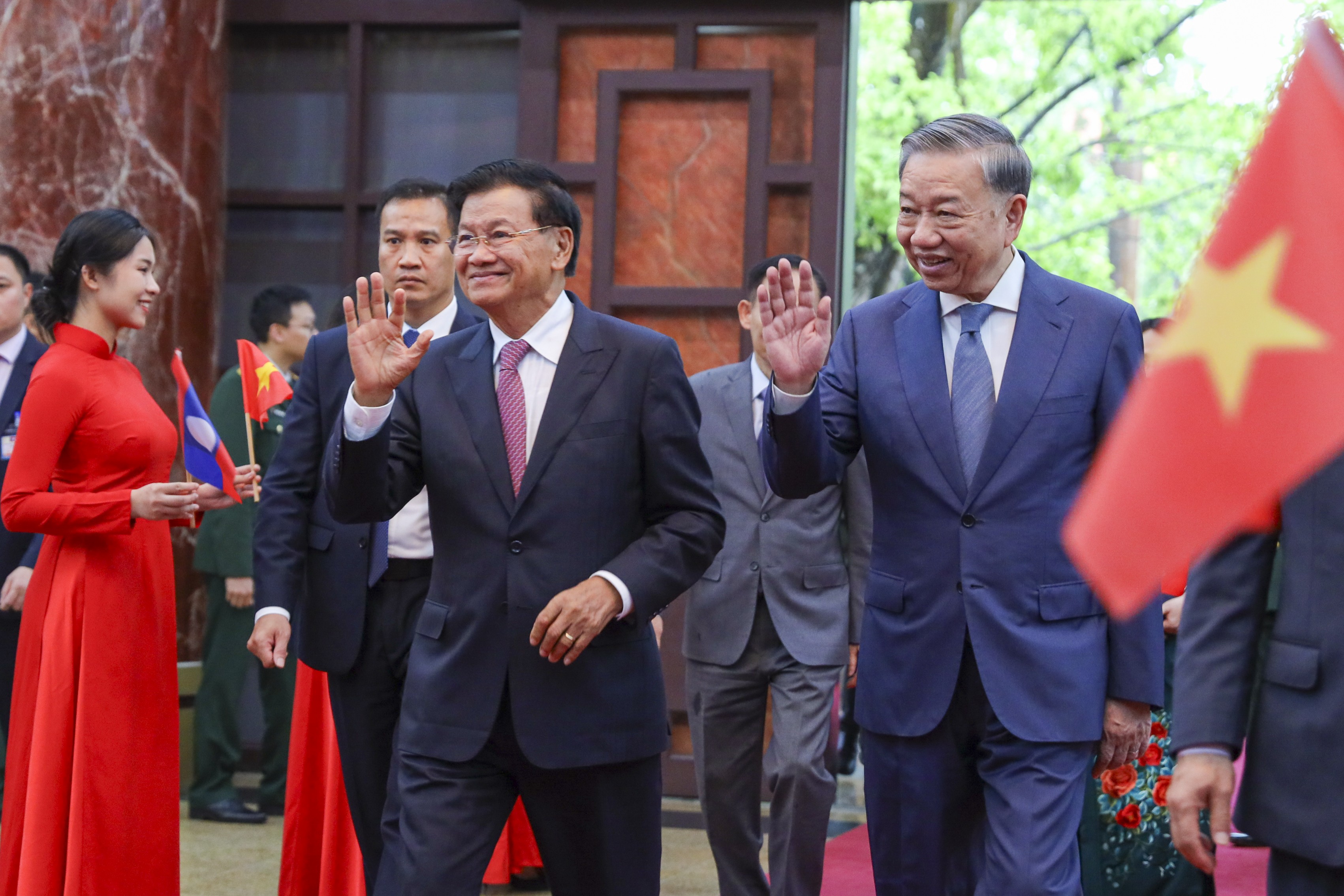 Trong khuôn khổ chuyến thăm cấp Nhà nước đến Việt Nam, ngày 11/9/2024 tại Hà Nội, Tổng Bí thư Ban Chấp hành Trung ương Đảng Nhân dân Cách mạng Lào, Chủ tịch nước Cộng hòa Dân chủ Nhân dân Lào Thongloun Sisoulith đã có cuộc gặp gỡ cựu quân tình nguyện, chuyên gia Việt Nam và thế hệ trẻ Việt Nam - Lào. Chương trình do Bộ Quốc phòng, Ban Đối ngoại Trung ương và Liên hiệp các tổ chức hữu nghị Việt Nam phối hợp tổ chức. (Ảnh: Đinh Hòa)