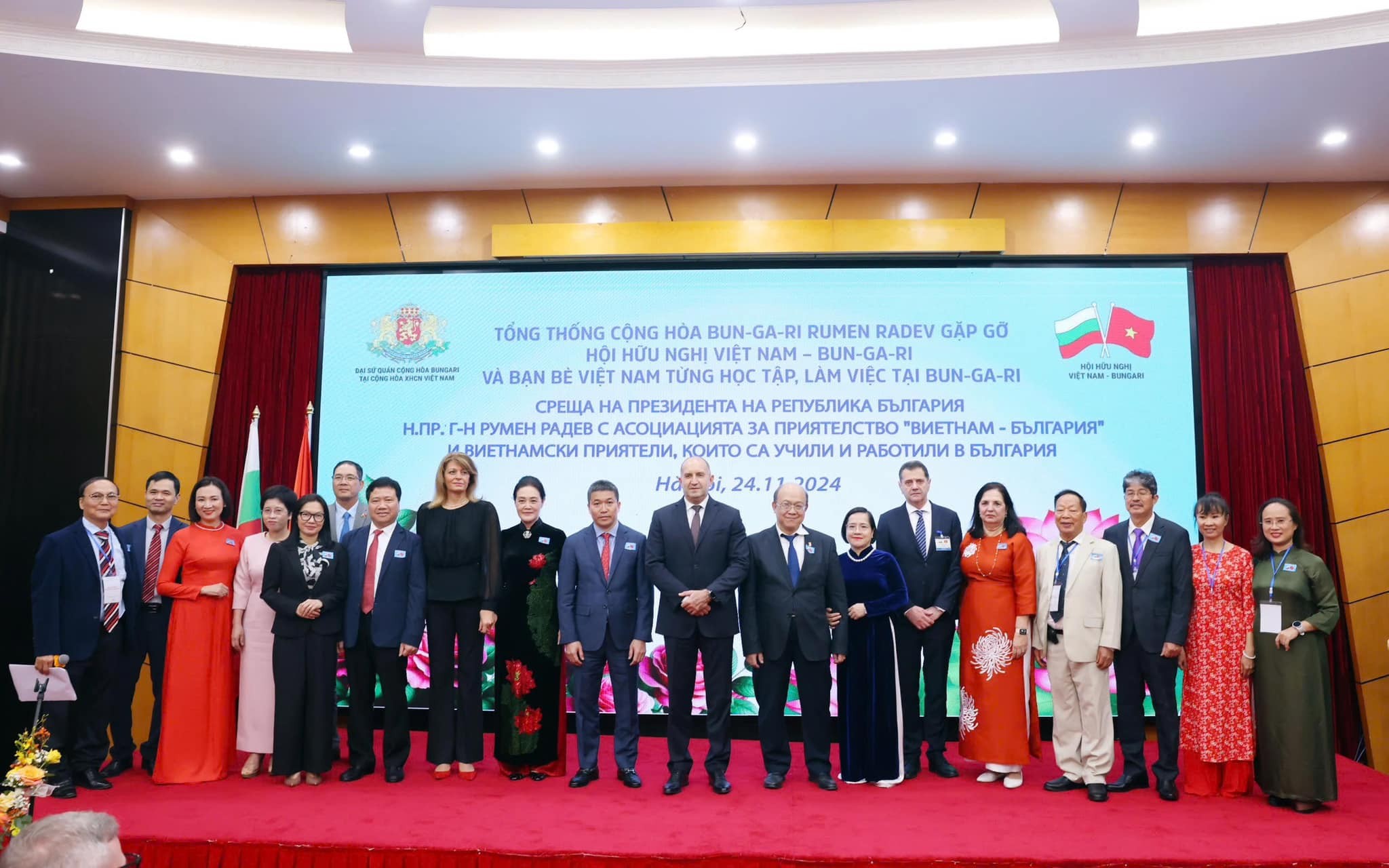 Trong khuôn khổ chuyến thăm cấp Nhà nước đến Việt Nam, ngày 11/9/2024 tại Hà Nội, Tổng Bí thư Ban Chấp hành Trung ương Đảng Nhân dân Cách mạng Lào, Chủ tịch nước Cộng hòa Dân chủ Nhân dân Lào Thongloun Sisoulith đã có cuộc gặp gỡ cựu quân tình nguyện, chuyên gia Việt Nam và thế hệ trẻ Việt Nam - Lào. Chương trình do Bộ Quốc phòng, Ban Đối ngoại Trung ương và Liên hiệp các tổ chức hữu nghị Việt Nam phối hợp tổ chức. (Ảnh: Đinh Hòa)