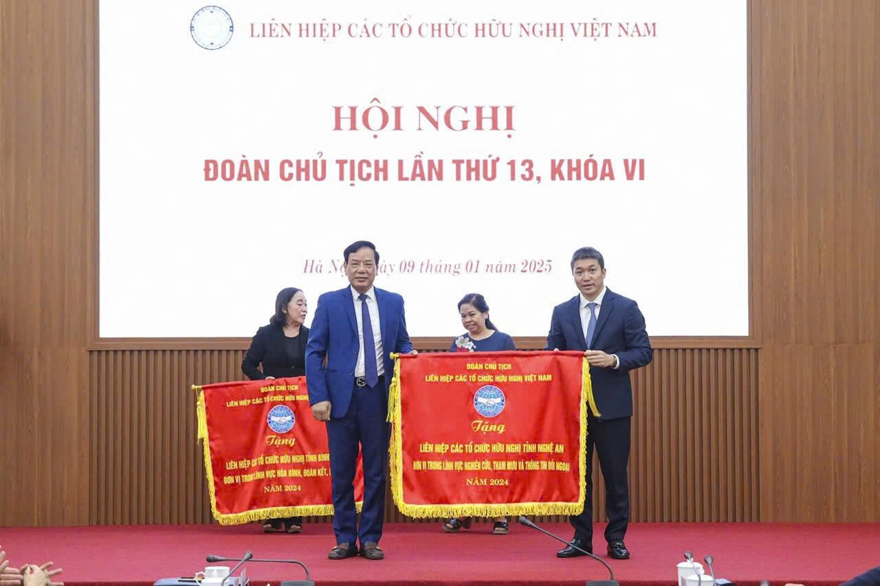Bí thư Đảng ủy, Chủ tịch Liên hiệp Hữu nghị Việt Nam trao Cờ thi đua năm 2024 tặng Liên hiệp Hữu nghị Nghệ An  trong nghiên cứu, tham mưu và thông tin đối ngoại.