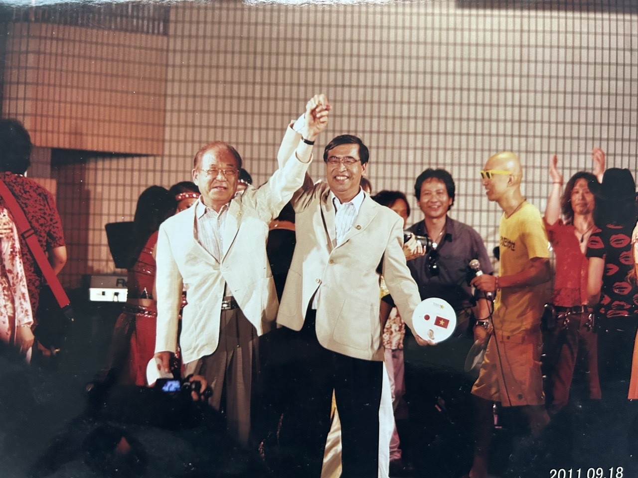 Đại sứ Nguyễn Phú Bình và Nghị sỹ Matsuda Iwao tại lễ khai mạc Lễ hội Việt Nam tại Nhật Bản 2011. (Ảnh: NVCC)