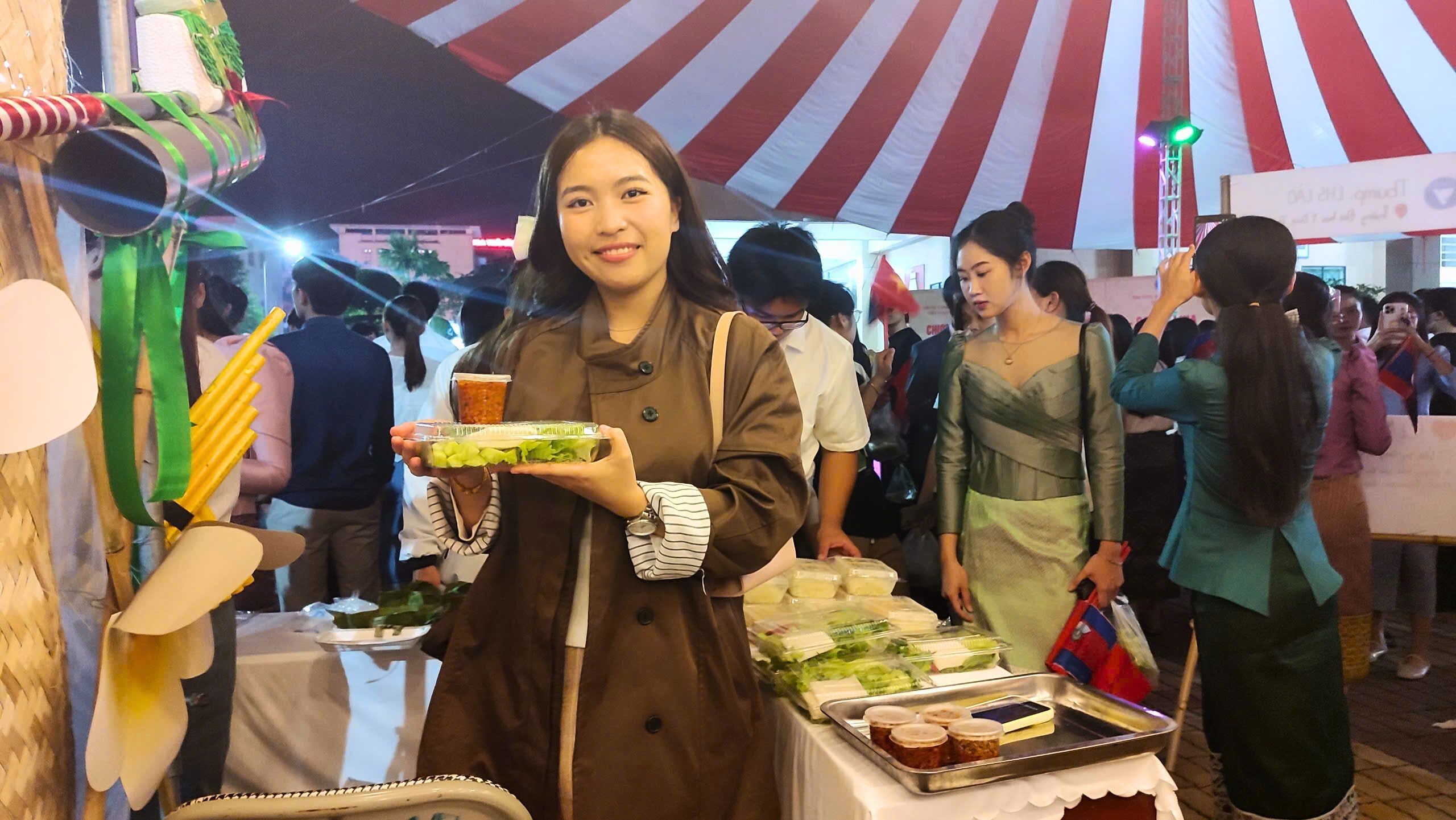 Gian hàng của lưu học sinh Lào