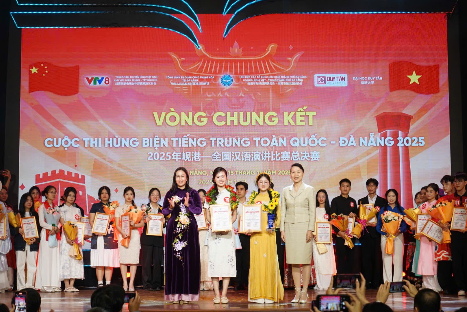 Phó Chủ tịch UBND thành phố Nguyễn Thị Anh Thi (hàng đầu, bên trái) trao giải Nhất cho đội thi Liên hiệp Các tổ chức hữu nghị tỉnh Lào Cai. 