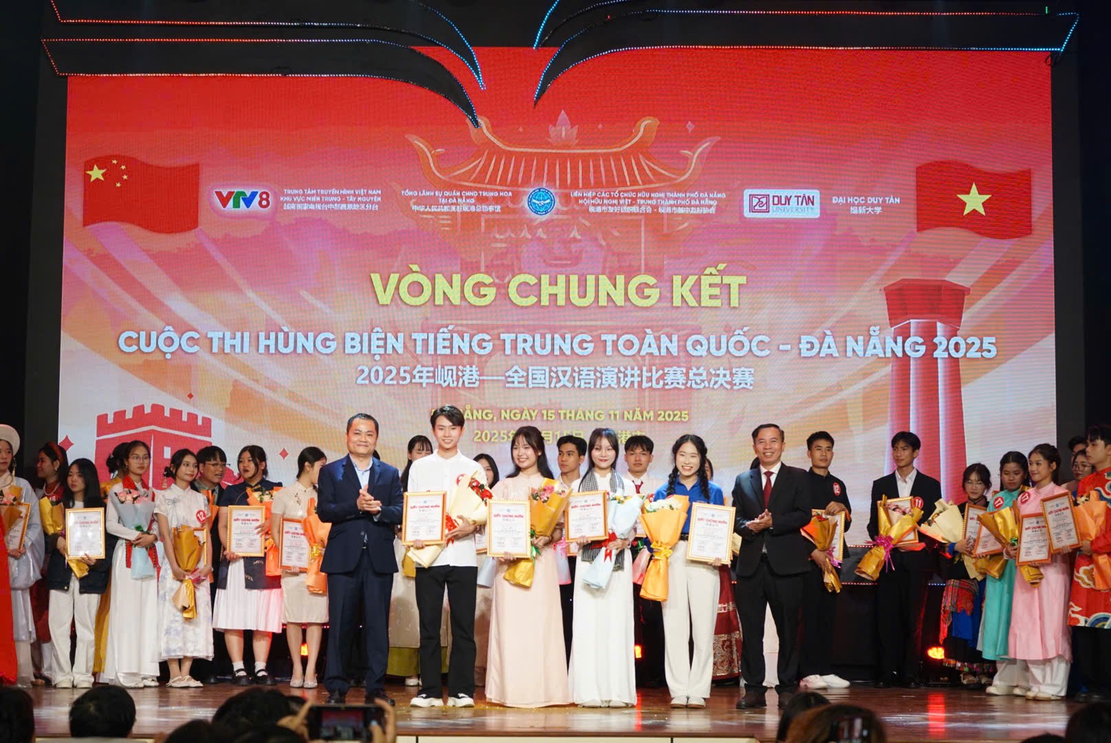 Ban tổ chức trao giải cho các 