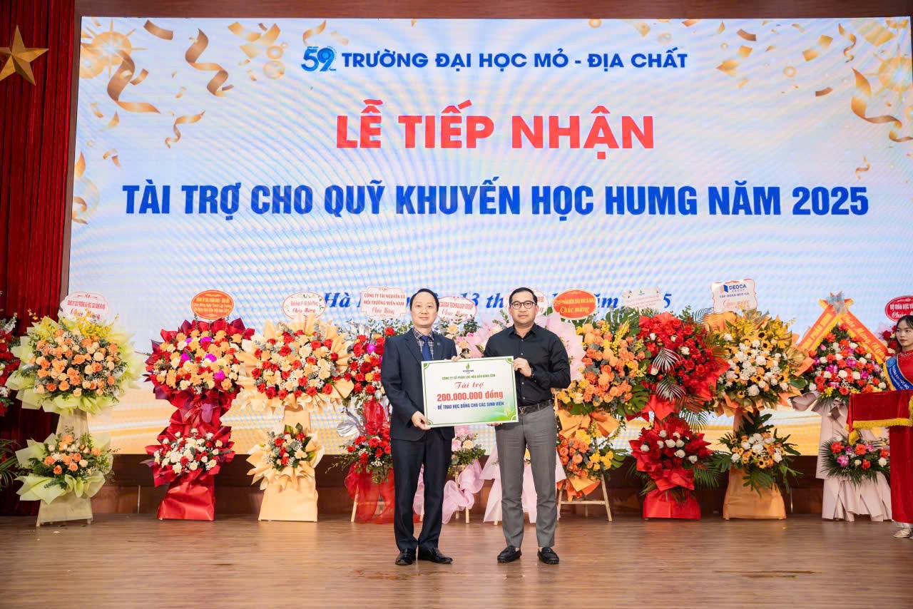 Đại diện BSR trao 200 triệu đồng cho Quỹ Khuyến học Trường Đại học Mỏ - Địa chất (HUMG)