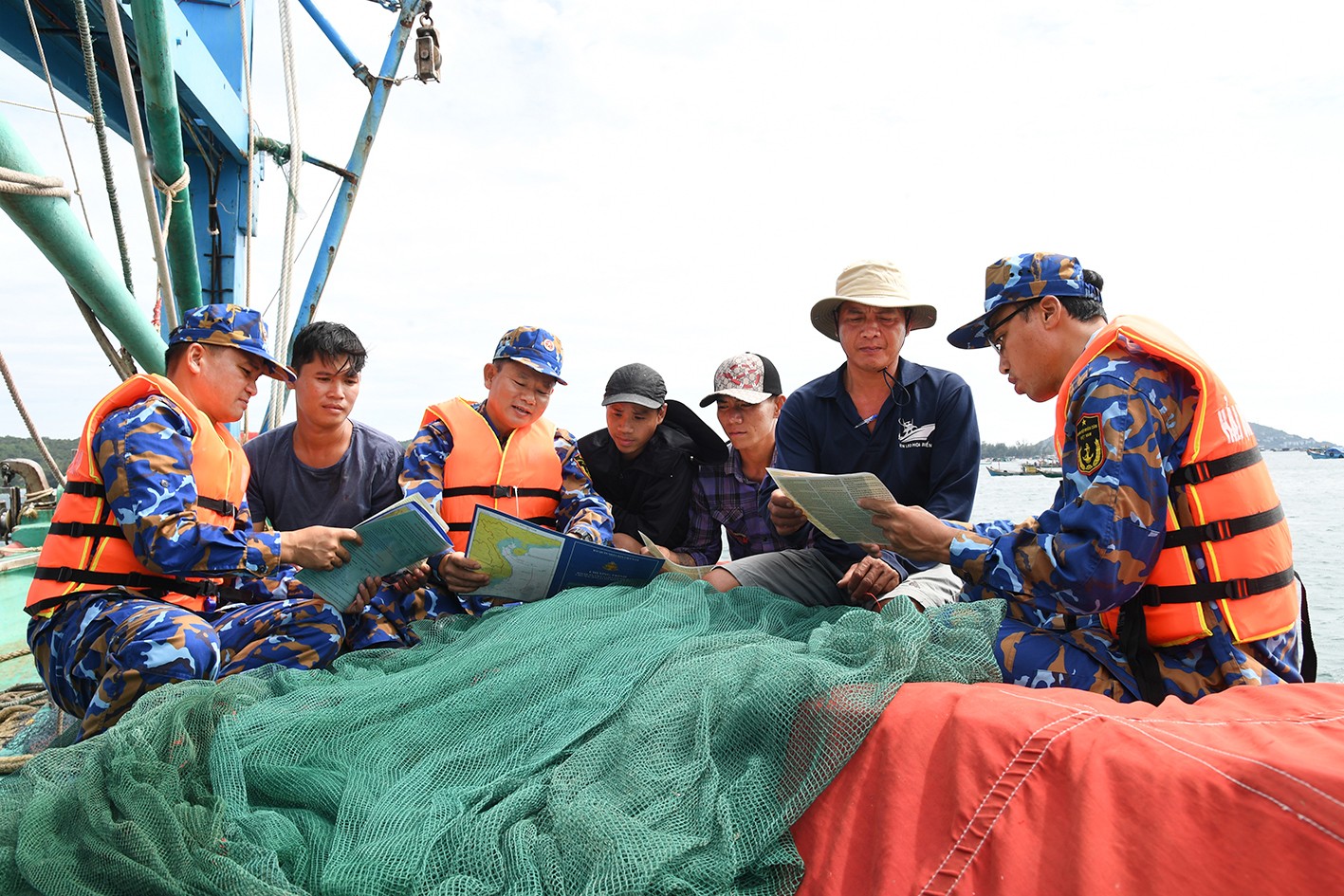 Lữ đoàn 127 tuyên truyền chống khai thác hải sản bất hợp pháp cho ngư dân
