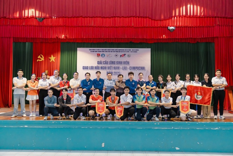 Sôi động Giải Cầu lông giao lưu hữu nghị Việt Nam - Lào - Campuchia năm 2025