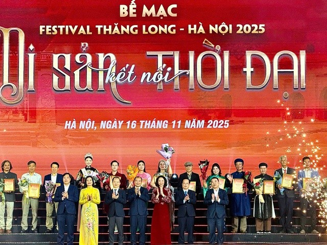 Các đại biểu chụp ảnh cùng các đơn vị tham gia tại Lễ bế mạc. (Ảnh: T.L)