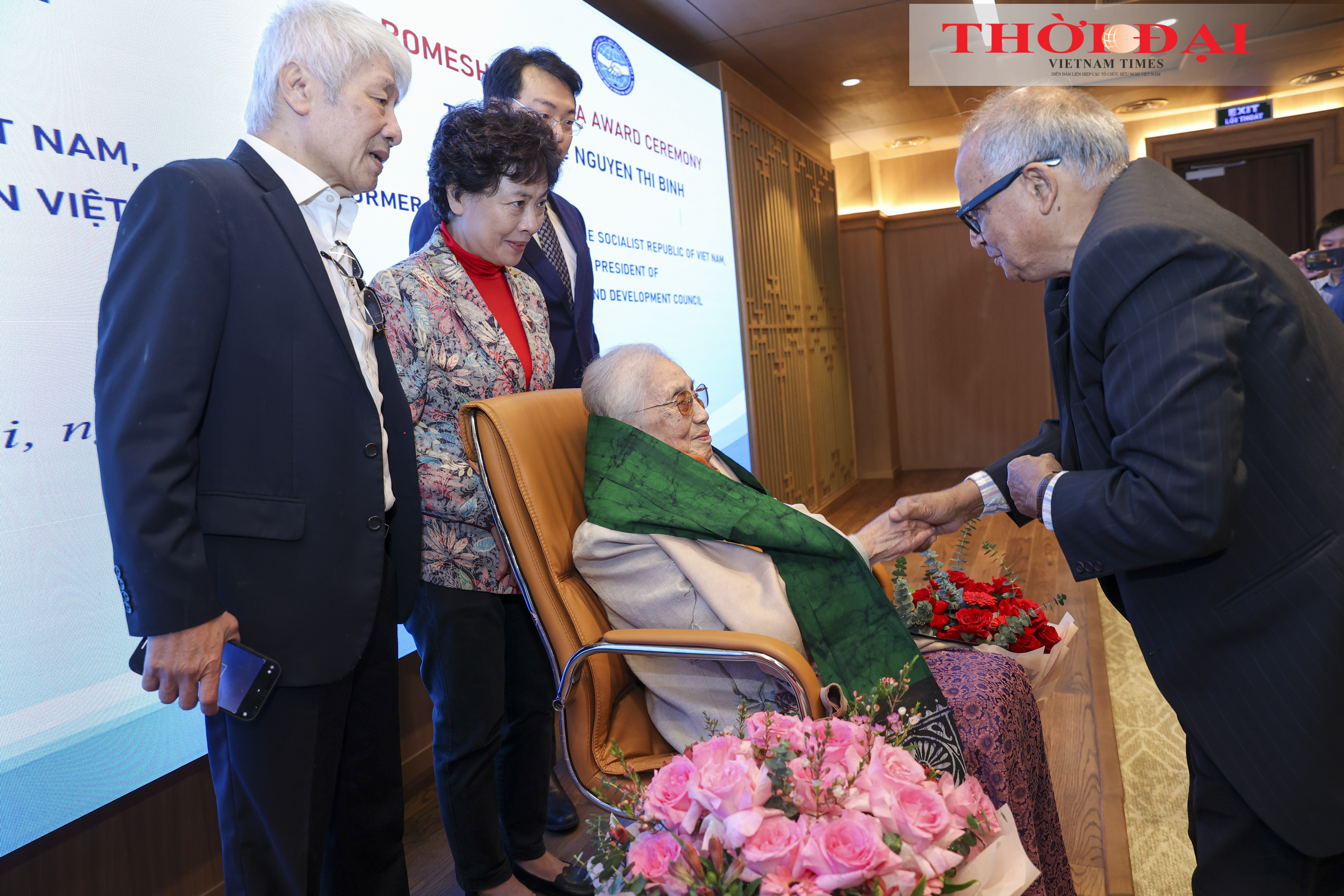 Trao Giải thưởng Hòa bình Romesh Chandra cho bà Nguyễn Thị Bình và ông Uông Chu Lưu