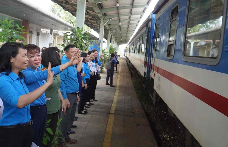 Lãnh đạo Tỉnh ủy, UBND tỉnh Đồng Nai, Tổng LĐLĐVN... tiễn đoàn viên, người lao động về quê đón Tết an toàn và đầm ấm. (Ảnh: T.L)