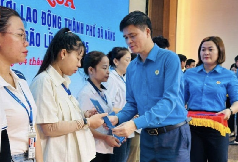 Phó Chủ tịch Tổng Liên đoàn Lao động Việt Nam Ngọ Duy Hiểu trao quà động viên đoàn viên, người lao động. (Ảnh: T.L)