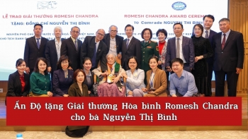 video an do tang giai thuong hoa binh romesh chandra cho ba nguyen thi binh