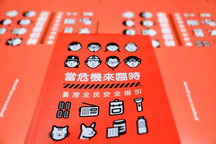 Bìa sổ tay hướng dẫn phòng thủ dân sự của Đài Loan tại một nhà in. (Ảnh: Reuters)