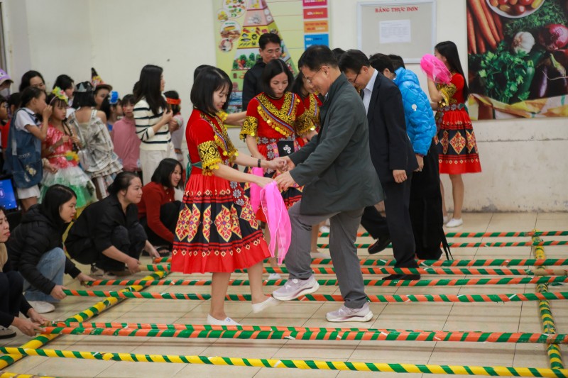 Trao tặng 12 tivi cùng nhiều phần quà ý nghĩa cho trường Tiểu học Chu Phan, Hà Nội