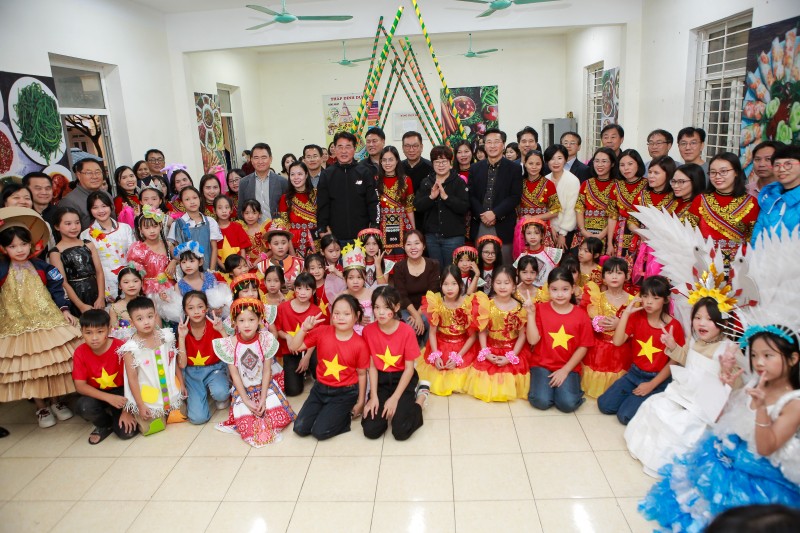 Trao tặng 12 tivi cùng nhiều phần quà ý nghĩa cho trường Tiểu học Chu Phan, Hà Nội