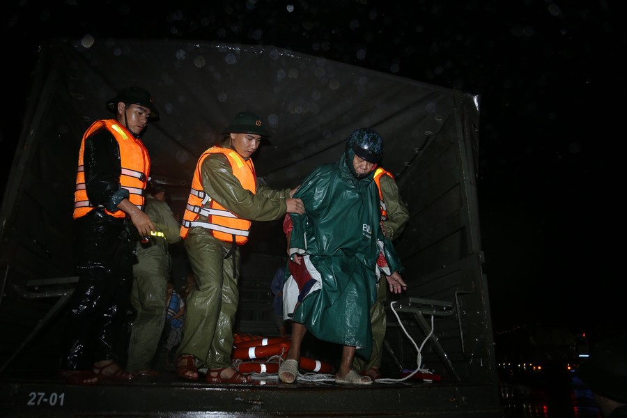 Bộ Chỉ huy Quân sự tỉnh Gia Lai triển khai ứng cứu người dân có nhà bị ngập sâu, nguy hiểm đến tính mạng trên địa bàn, rạng sáng 19/11. (Ảnh: Báo Gia Lai)