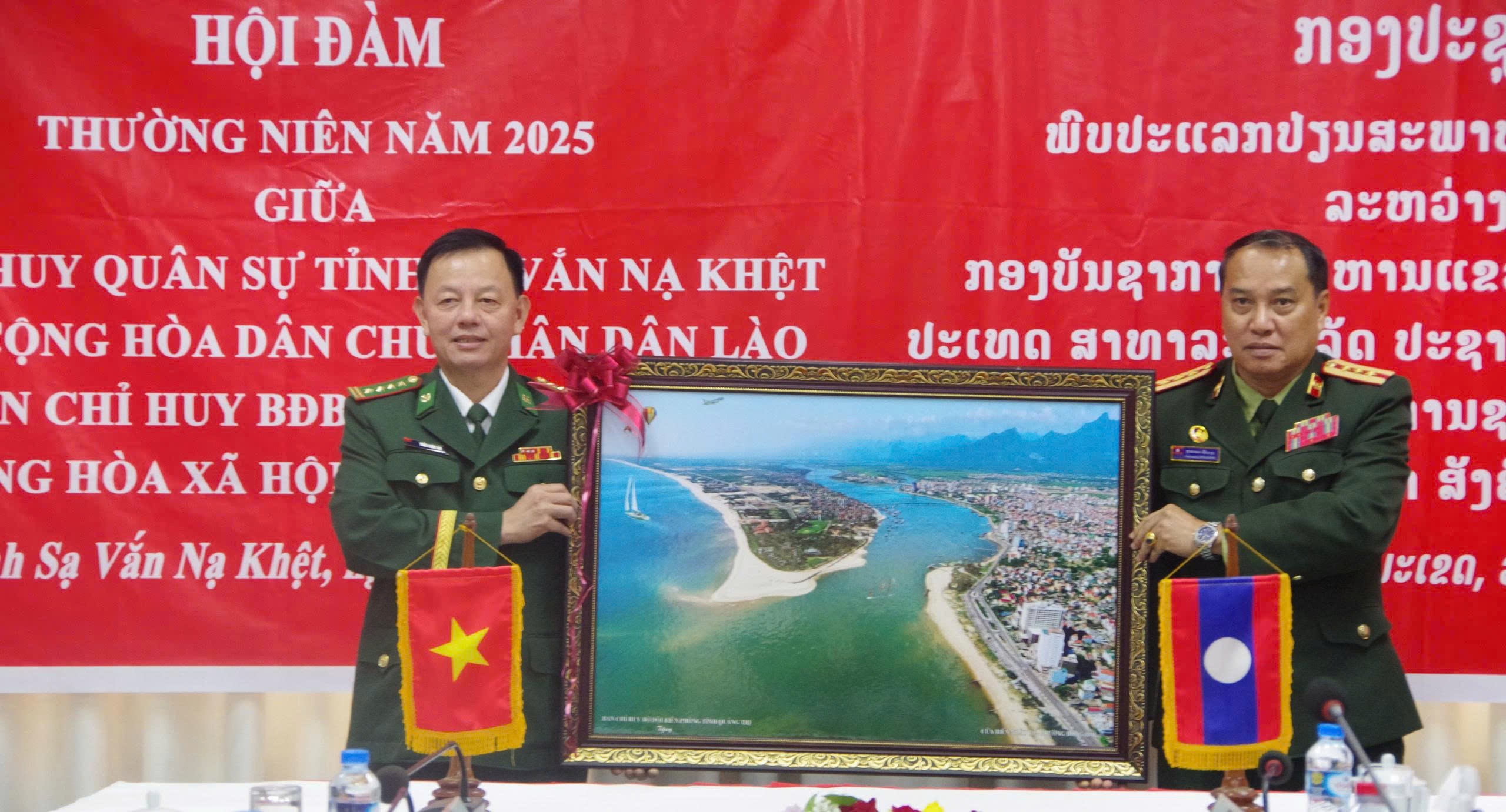 2. Ban chỉ huy BĐBP tỉnh Quảng Trị trao quà lưu niệm tặng Bộ Chỉ huy Quân sự tỉnh Savannakhet.