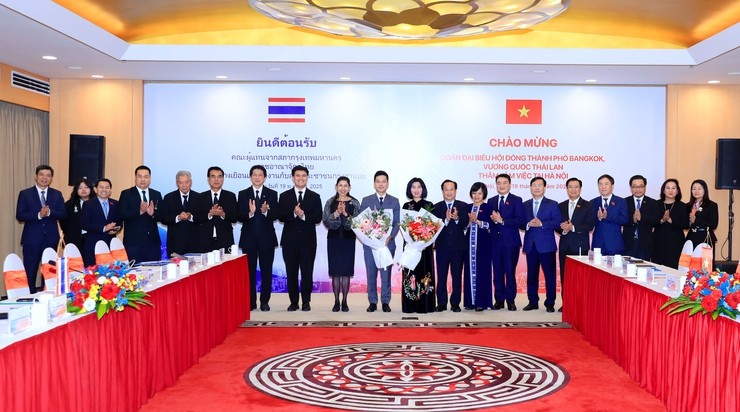 Các đại biểu dự buổi làm việc chụp ảnh lưu niệm.