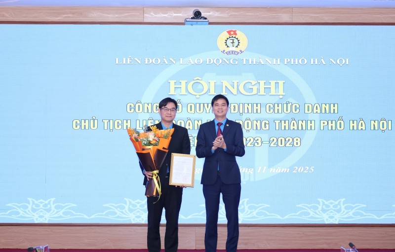 Phó Chủ tịch Tổng LĐLĐ Việt Nam Ngọ Duy Hiểu trao quyết định và tặng hoa chúc mừng ông Nguyễn Văn Thắng. (Ảnh: T.L)