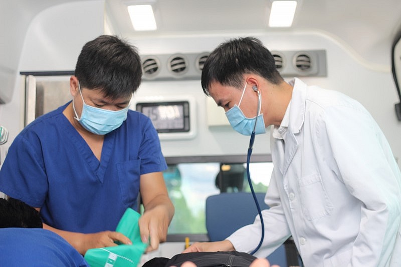 Kích hoạt cấp cứu ngoại viện trong đêm, cứu sống bệnh nhân nguy kịch trên đảo Phú Quốc Kích hoạt cấp cứu ngoại viện trong đêm, cứu sống bệnh nhân nguy kịch trên đảo Phú Quốc