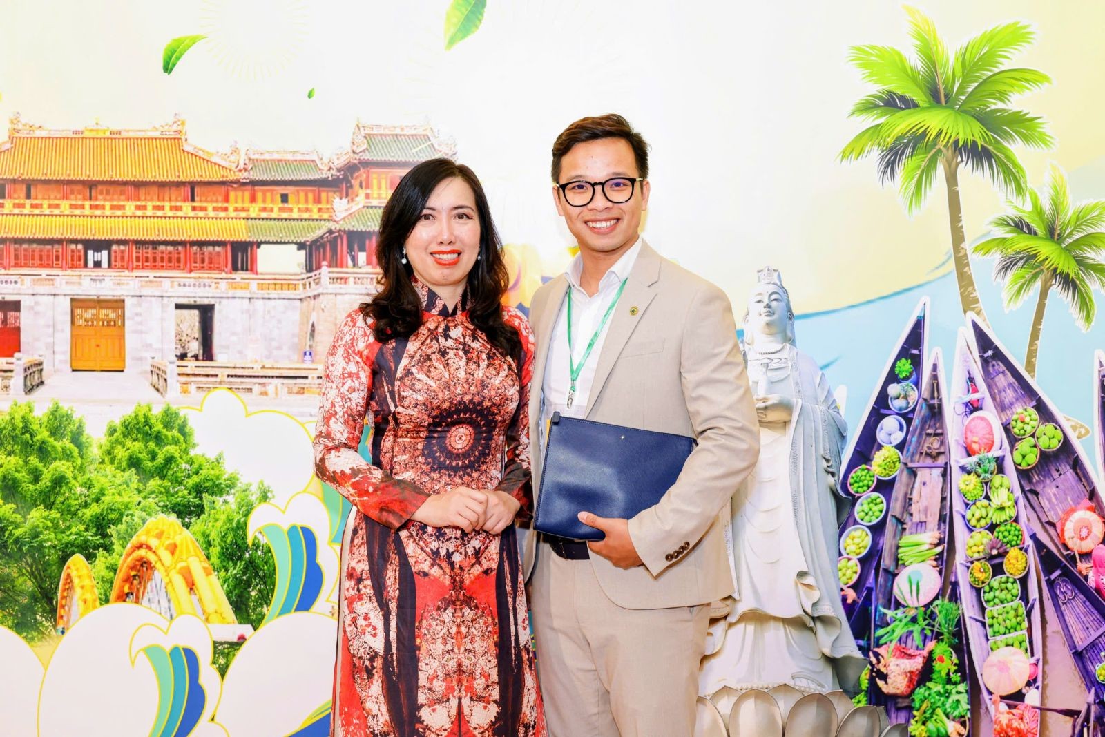 PGS, TS Trần Lê Hưng chụp ảnh lưu niệm cùng Thứ trưởng Bộ Ngoại giao Lê Thị Thu Hằng. (Ảnh: scov.gov.vn)