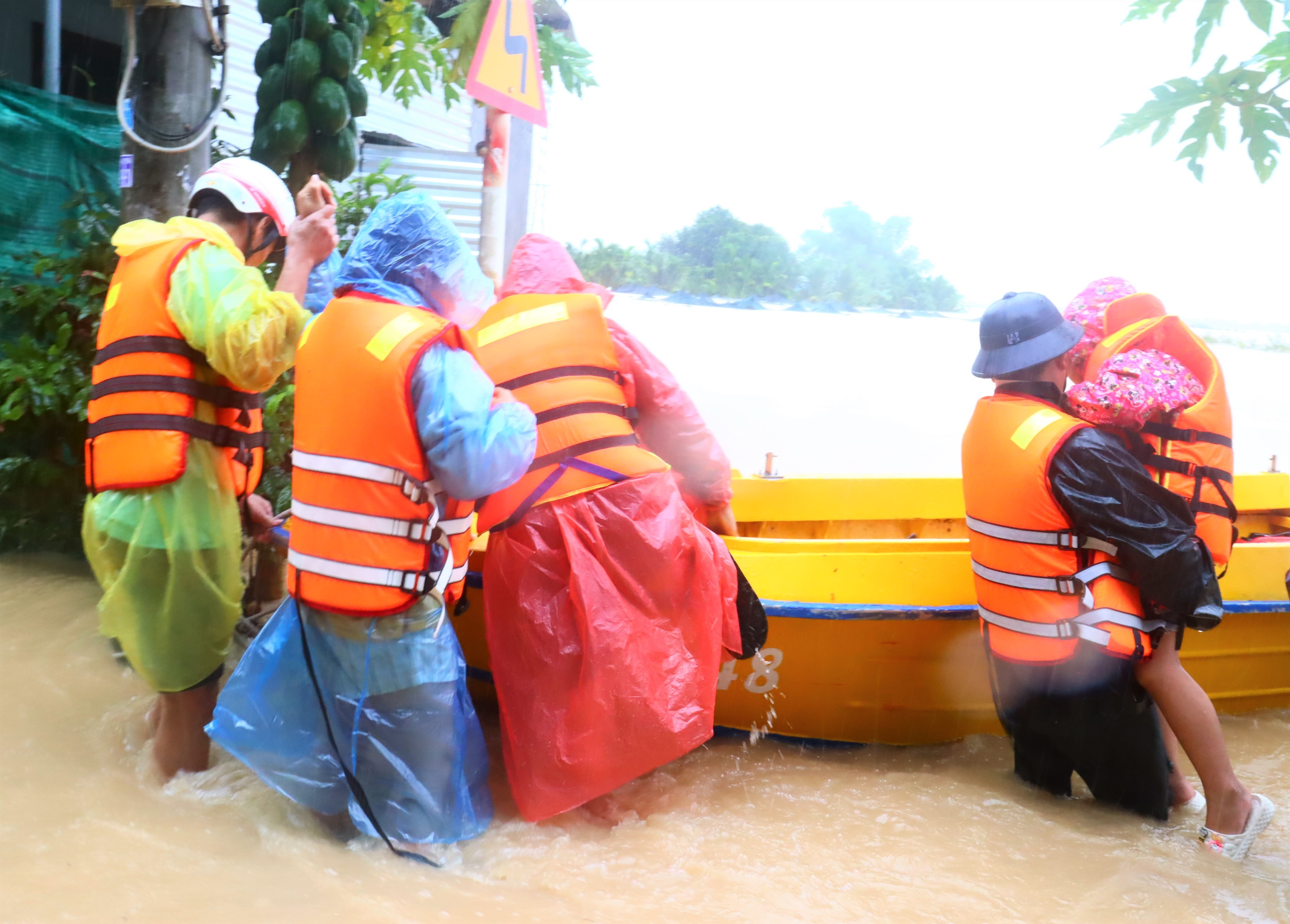 Cán bộ, học viên Học viện Hải quân dầm mình giúp nhân dân trong mưa lũ