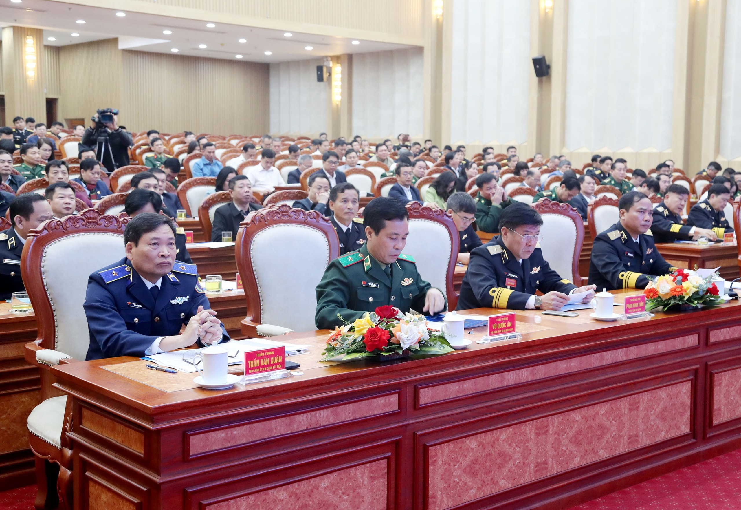 Lực lượng Hải quân cứu hơn 2.200 lượt người trên biển Lực lượng Hải quân cứu hơn 2.200 lượt người trên biển