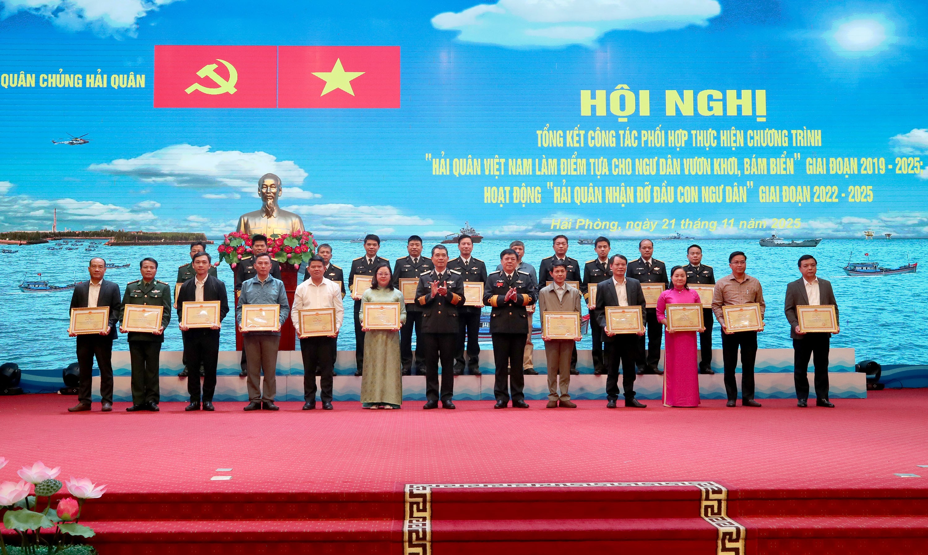 Lực lượng Hải quân cứu hơn 2.200 lượt người trên biển Lực lượng Hải quân cứu hơn 2.200 lượt người trên biển