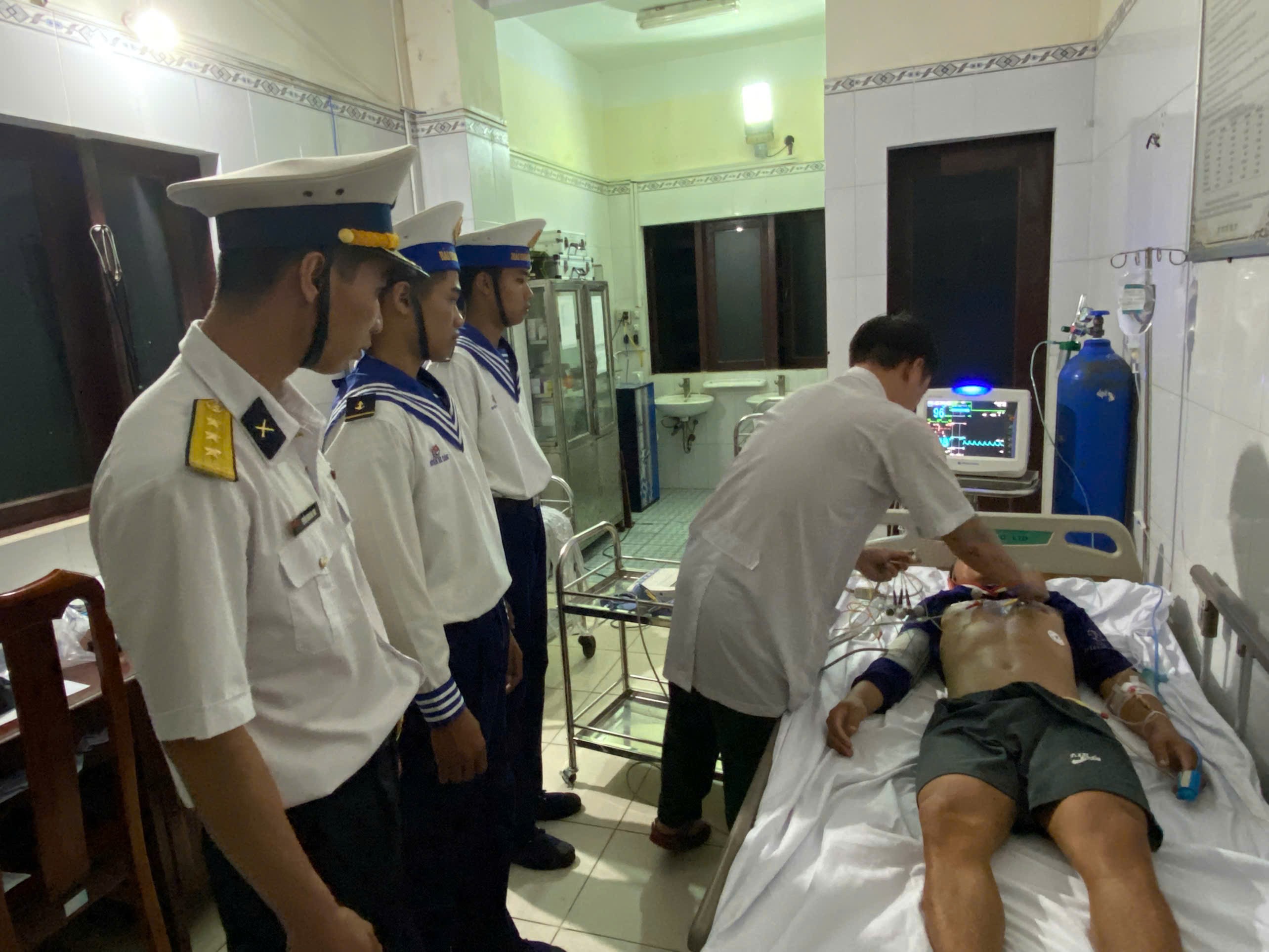 Lực lượng Hải quân cứu hơn 2.200 lượt người trên biển Lực lượng Hải quân cứu hơn 2.200 lượt người trên biển