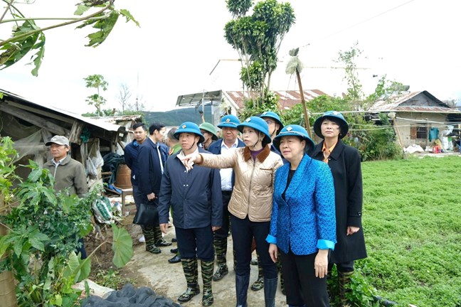 Chủ tịch Ủy ban Trung ương MTTQ Việt Nam Bùi Thị Minh Hoài thăm, động viên người dân vùng lũ Ka Đô