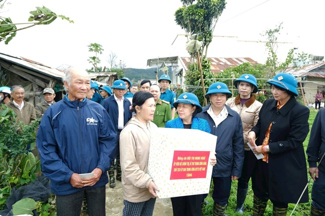 Chủ tịch Ủy ban Trung ương MTTQ Việt Nam Bùi Thị Minh Hoài thăm, động viên người dân vùng lũ Ka Đô