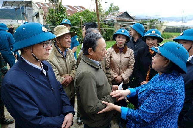Chủ tịch Ủy ban Trung ương MTTQ Việt Nam Bùi Thị Minh Hoài thăm, động viên người dân vùng lũ Ka Đô
